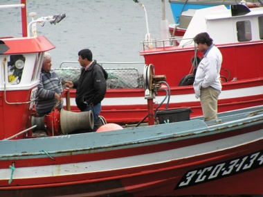 Zoom Chilean fishermen on a boat (New window)